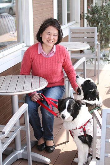 鈴木訓世（すずきくによ） 愛犬のボーダーコリー二匹と座っている写真